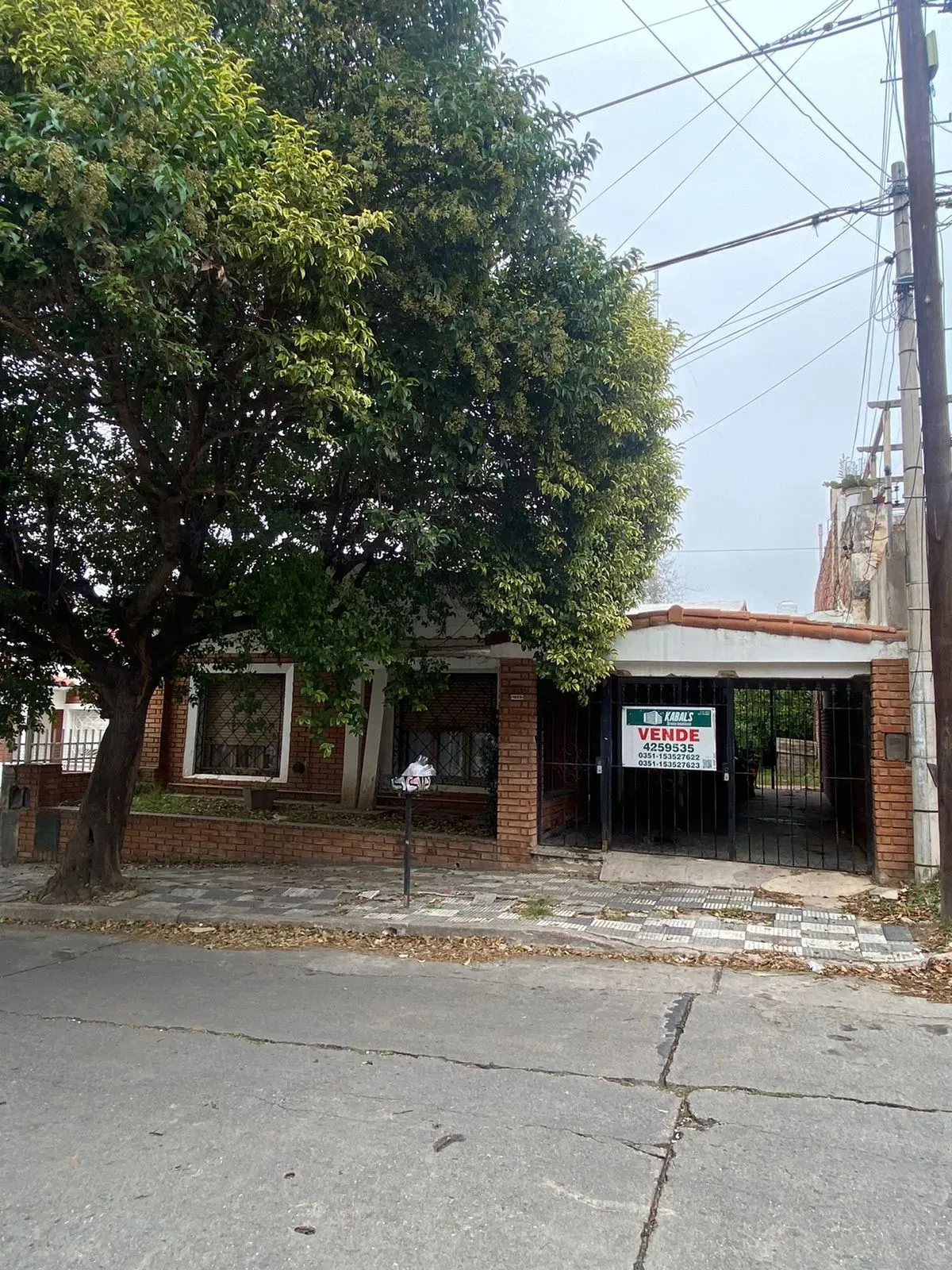 VENDE CASA CON EXCELENTE UBICACION, PERMUTA POR DEPTO