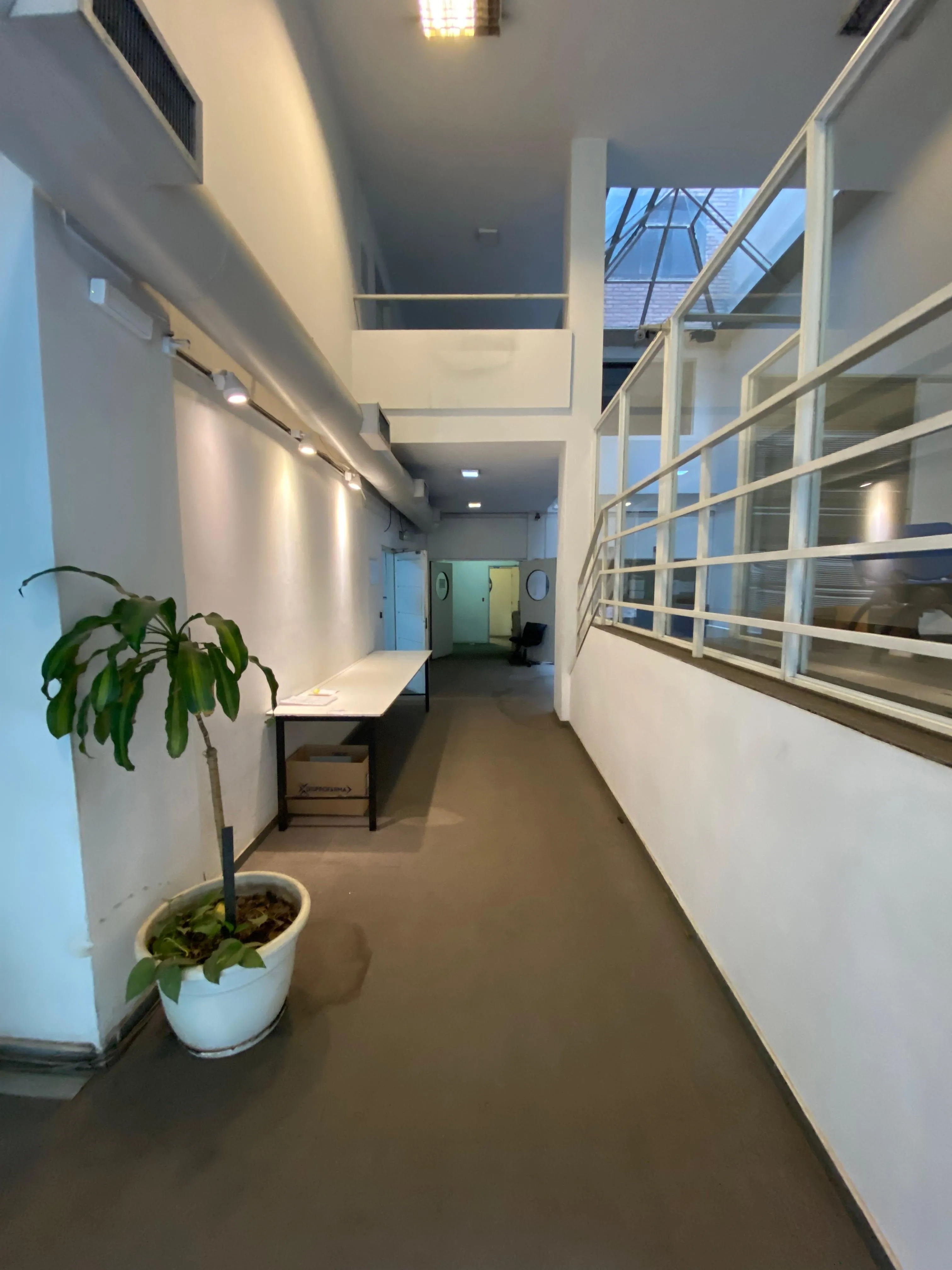 ALQ NUEVA CORDOBA - EDIFICIO  COMERCIAL CON OFICINAS Y COCHERA - BV ILLIA 300
