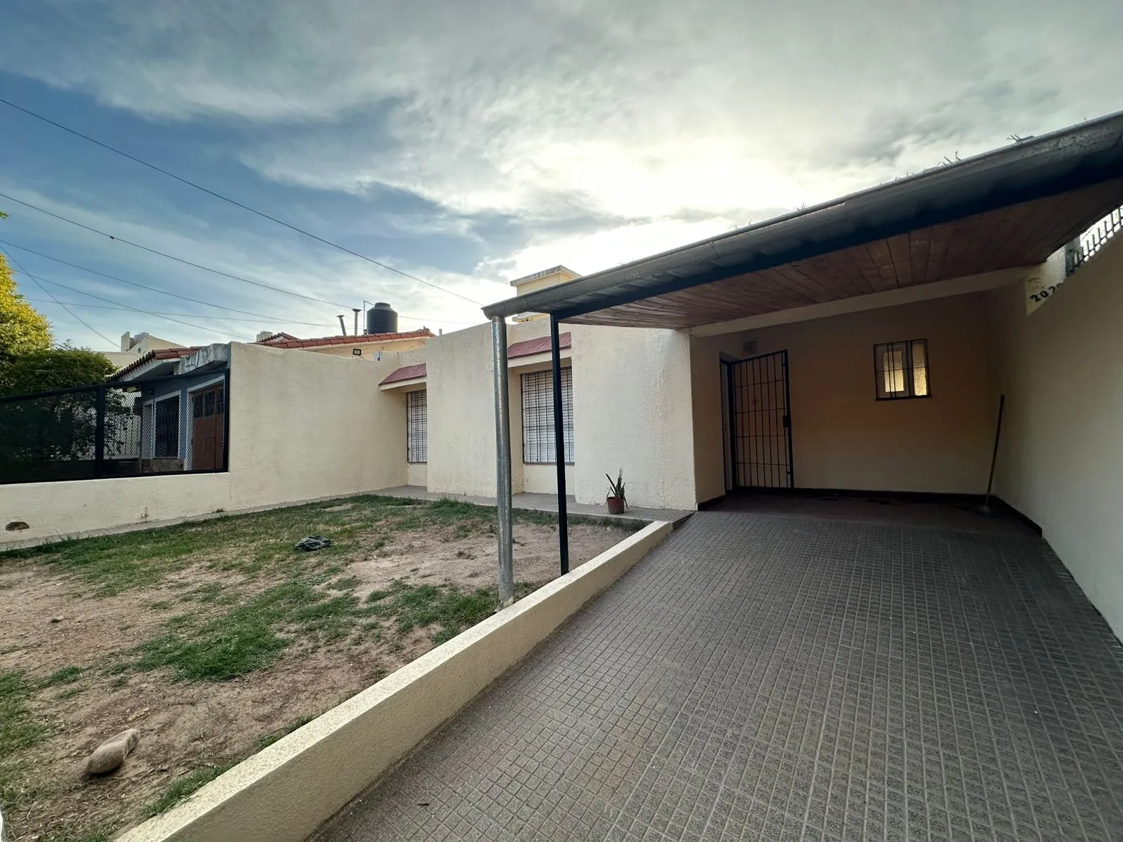 VENTA CASA 3 DORM  CON AIRE AC.  - COLINAS  DE V. SARFIELD- BELGRANO 2000