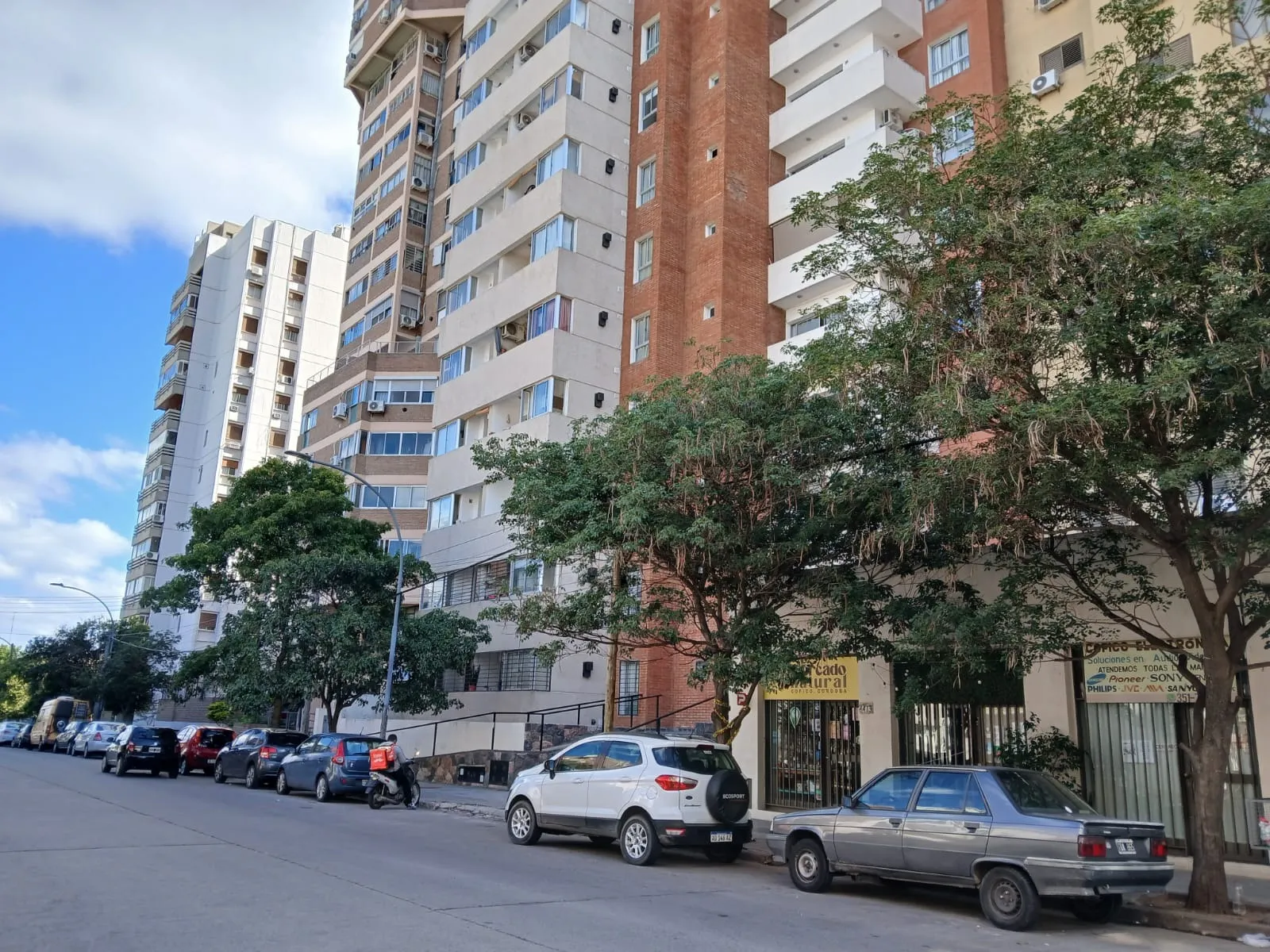 COFICO - Sucre 1400 casi Bedoya - LOCAL 42 m2 + Patio con renta
