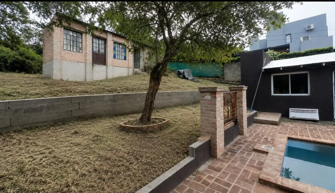 CASA EN VENTA CON QUINCHO Y PILETA EN SALDAN