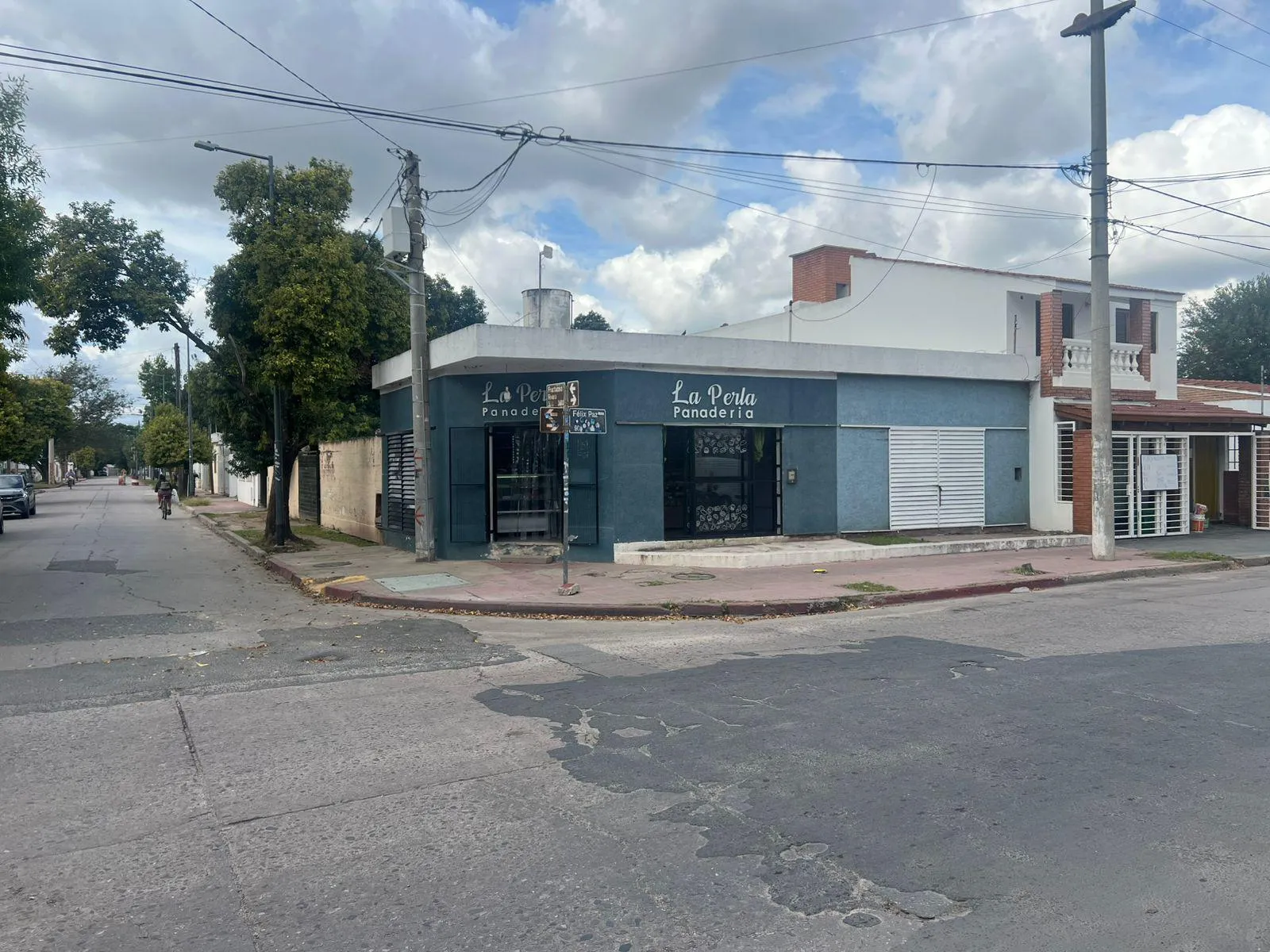 TERRENO CON 2 LOCALES COMERCIALES SOBRE CALLE FELIX PAZ  IDEAL RENTISTAS