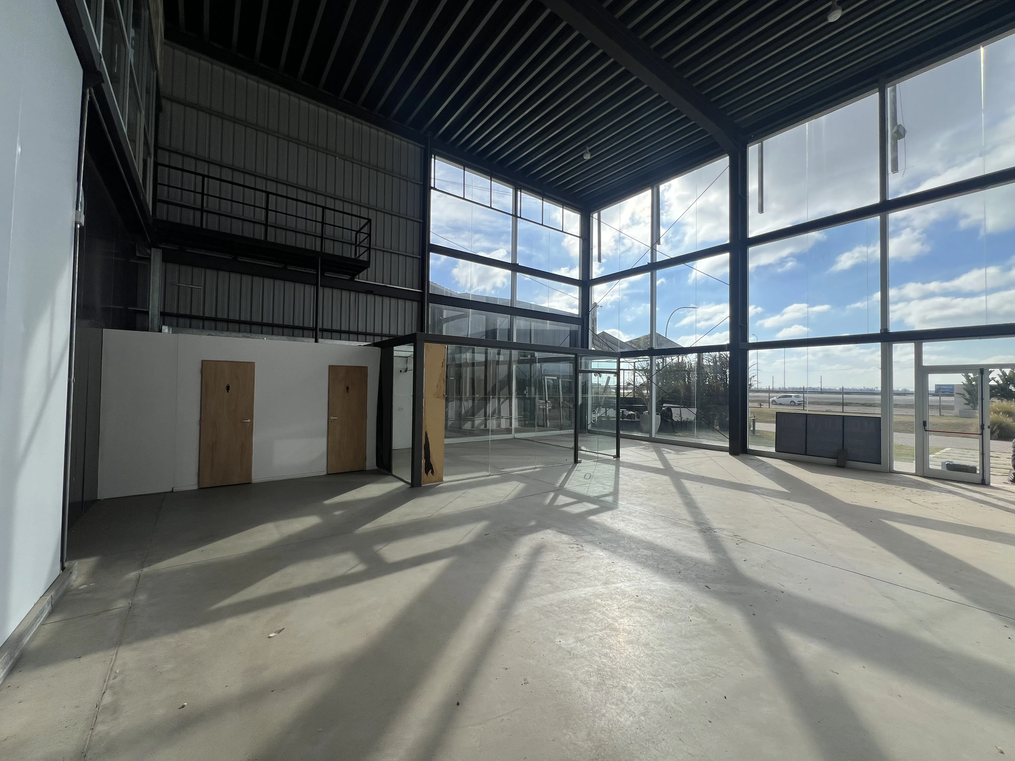 LOCAL COMERCIAL VIDRIADO DE 150 M2 EN POLO INDUSTRIAL 52 - SOBRE AUTOPISTA