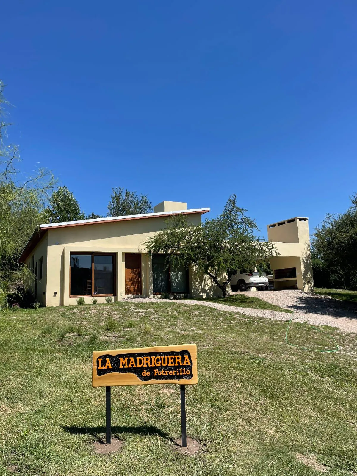 CASA EN VENTA EN COUNTRY POTRERILLO DE LARRETA ALTA GRACIA - 4 DORMITORIOS CON P...
