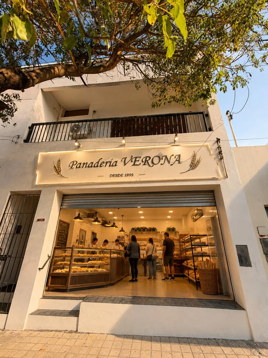Venta local comercial con PH de dos dormitorios y cochera!! B Juniors!