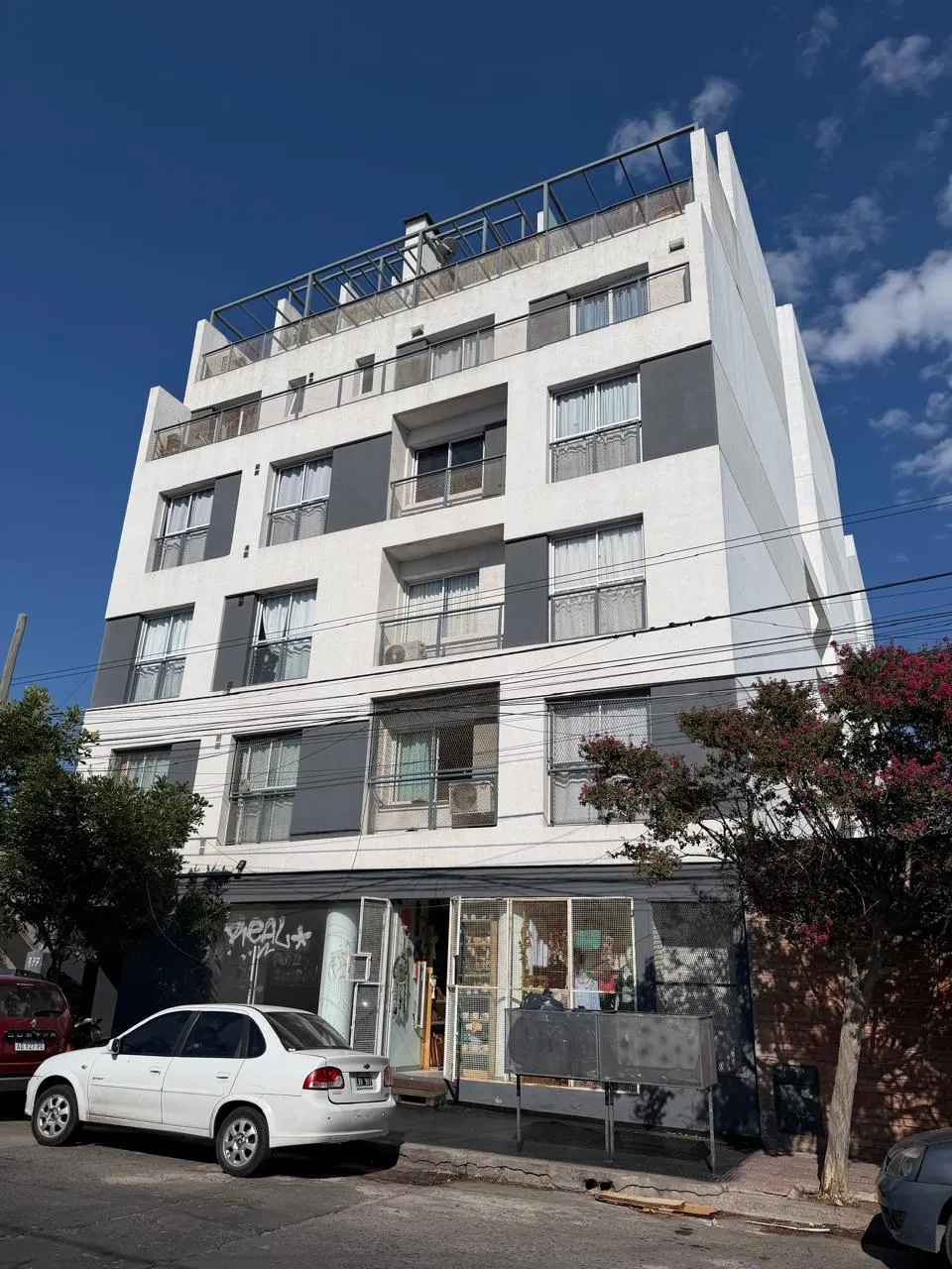 Local comercial a la calle con renta en Alberdi