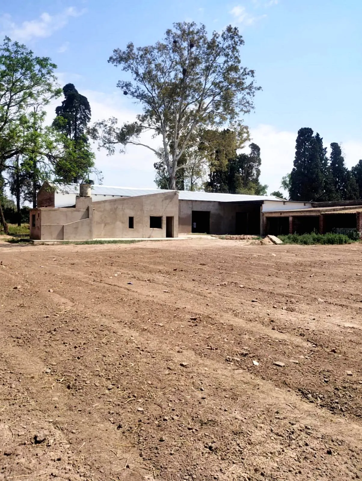 Terreno de una hectarea con salón de 300m2 y dependencias cubiertas