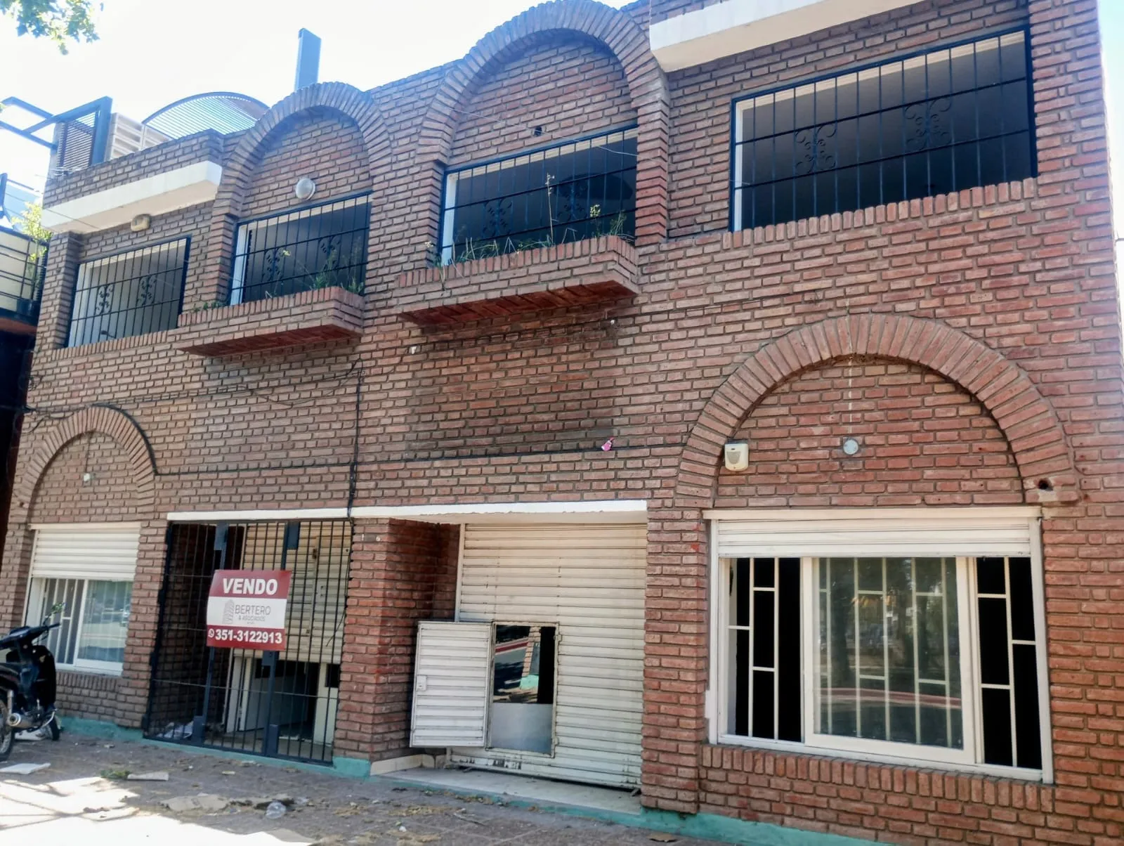 Local Comercial + 2 Departamentos Av Armada Argentina.