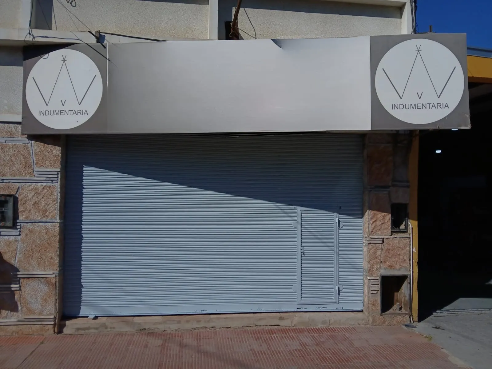 A metros de Bv. Los Granaderos, muy seguro, 45m2 con vidriera y cortina metalica