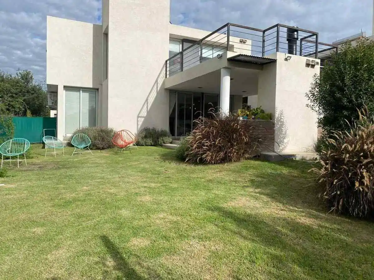 CASA EN VENTA DE 3 DORMITORIOS  EN VILLA ALLENDE GOLF