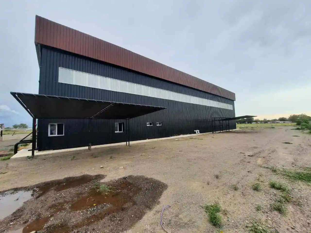 Polo 52  Nave Industrial 5 U$S m2 oficial Seguridad 24 hs 500m2 cubiertos