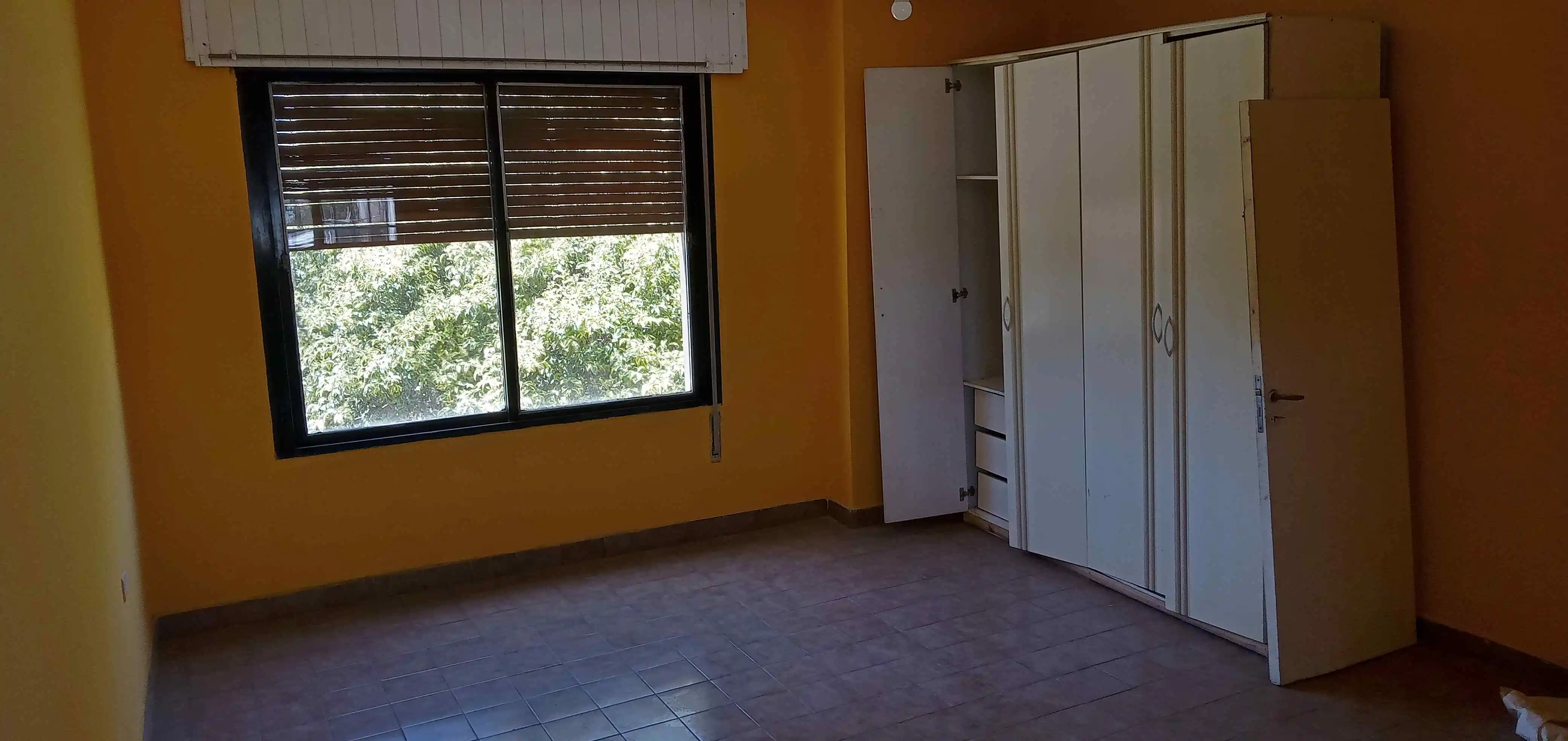 Amplia casa dos dormitorios con placares, dos baños, patio, jardin frente