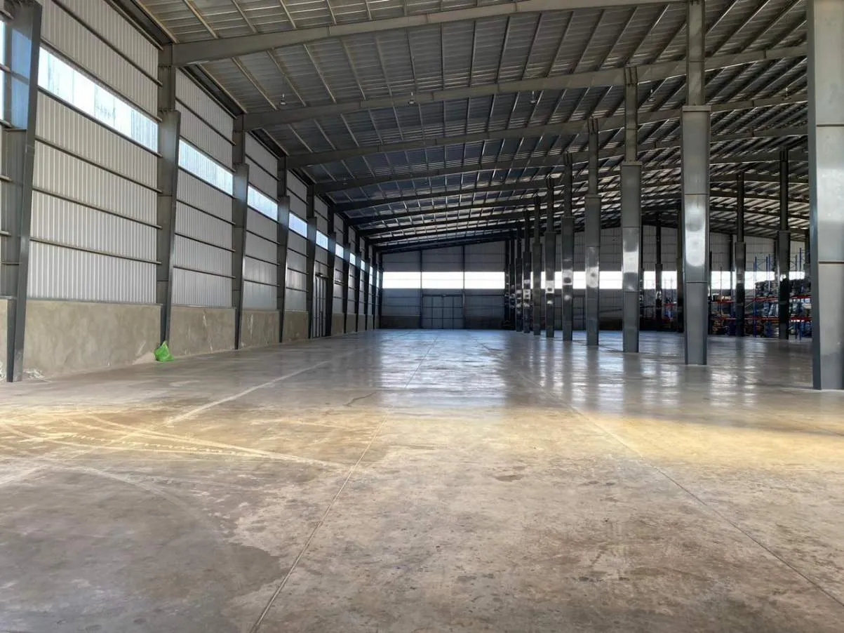 DEPOSITOS 3.288M2 . ROCIADORES . OFICINAS, BAÑOS Y VESTUARIOS.