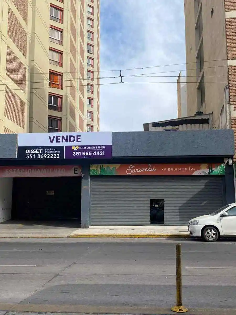 COLON 1177 LOCAL MAS PLAYA DE ESTACIONAMIENTO  32 LUGARES
