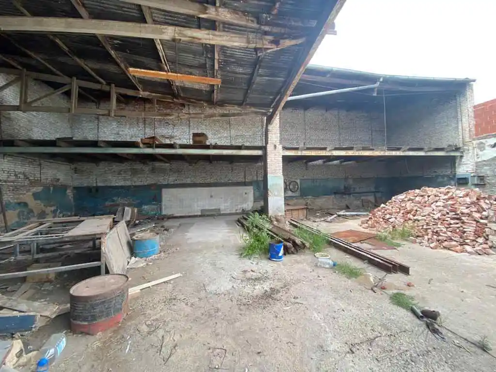 B San Vicente, ideal constructora, cocheras o local. Ag.