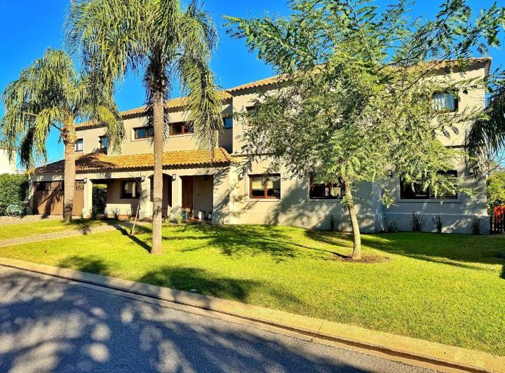 Casa · 370m² · 8 Ambientes · 4 Cocheras