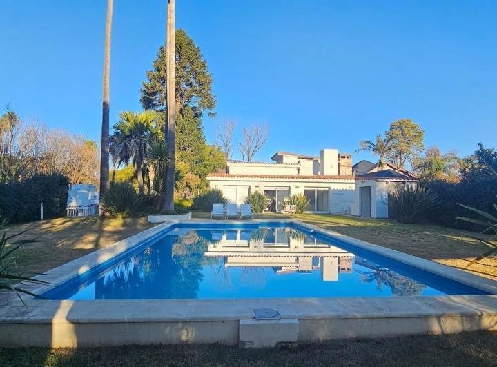 Casa · 1175m² · 5 Ambientes · 2 Cocheras
