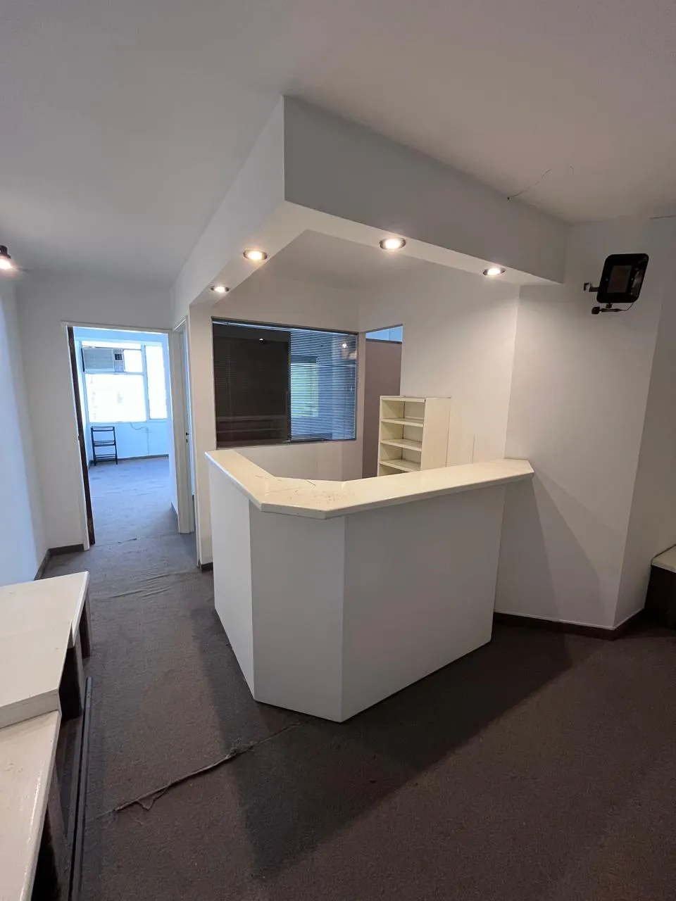 OPORTUNIDAD EXCELENTE OFICINA  AMPLIA EN VENTA , CENTRO !