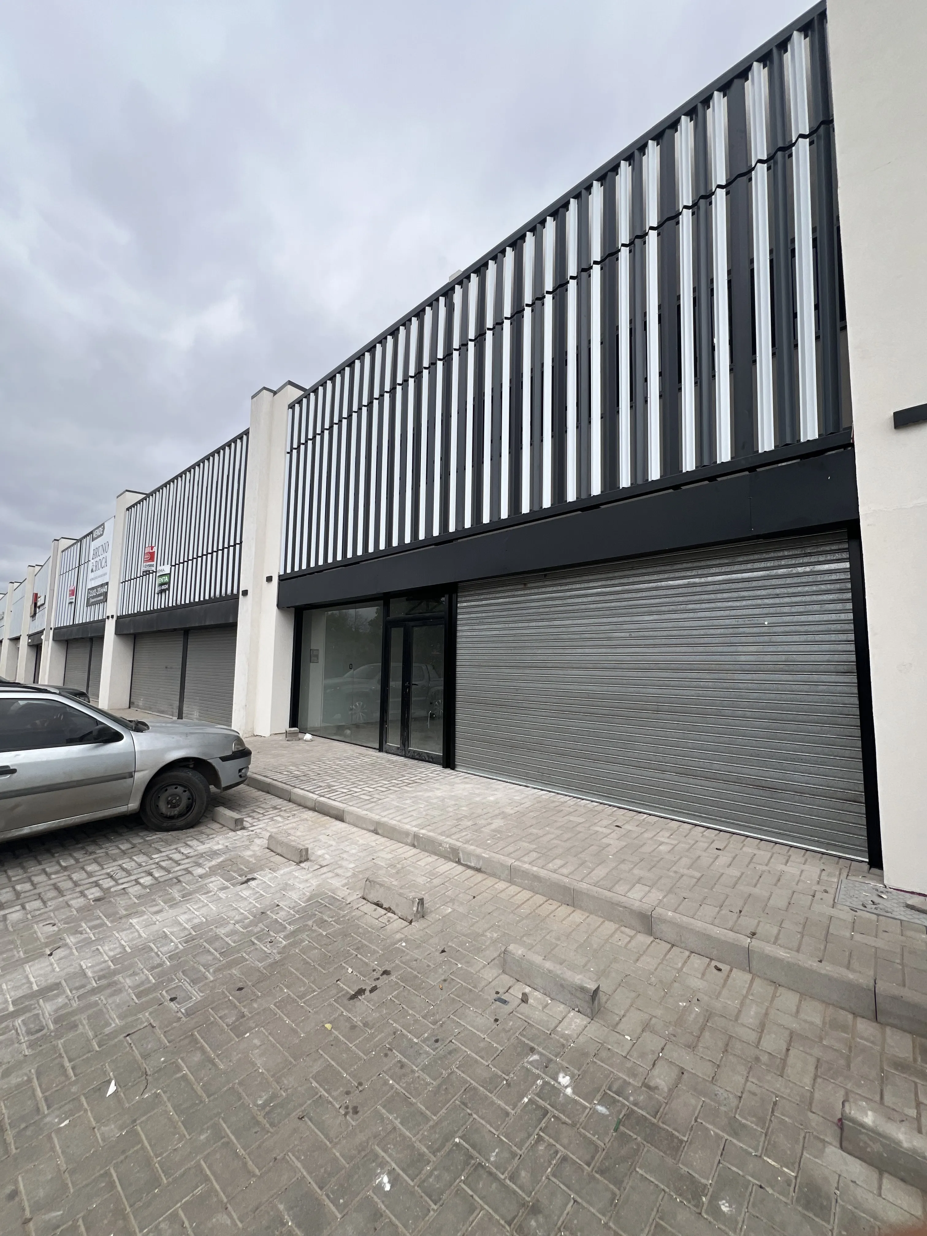 LOCALES COMERCIALES A ESTRENAR - MANANTIALES I - ALQUILER O VENTA