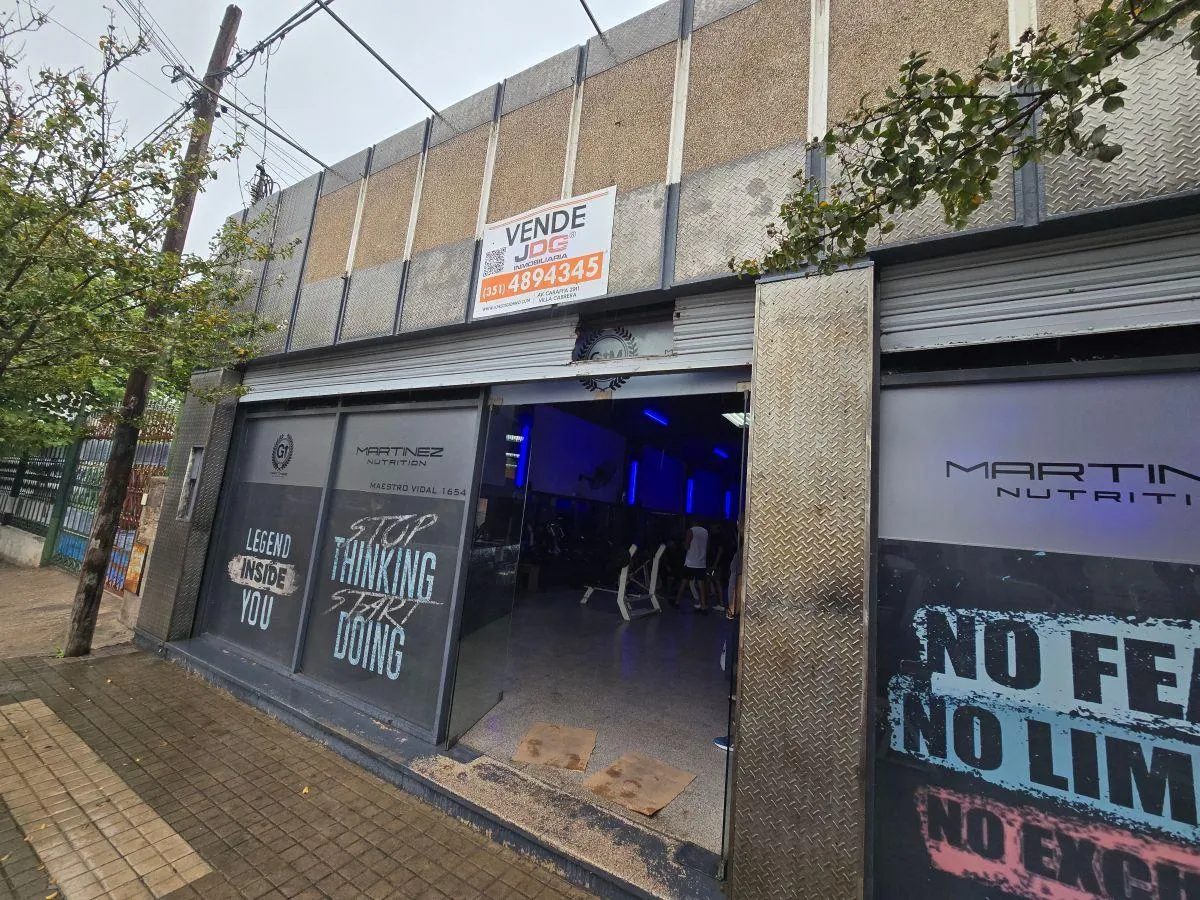 Gran Local Comercial Sobre Importante Calle a m de Ruta 20