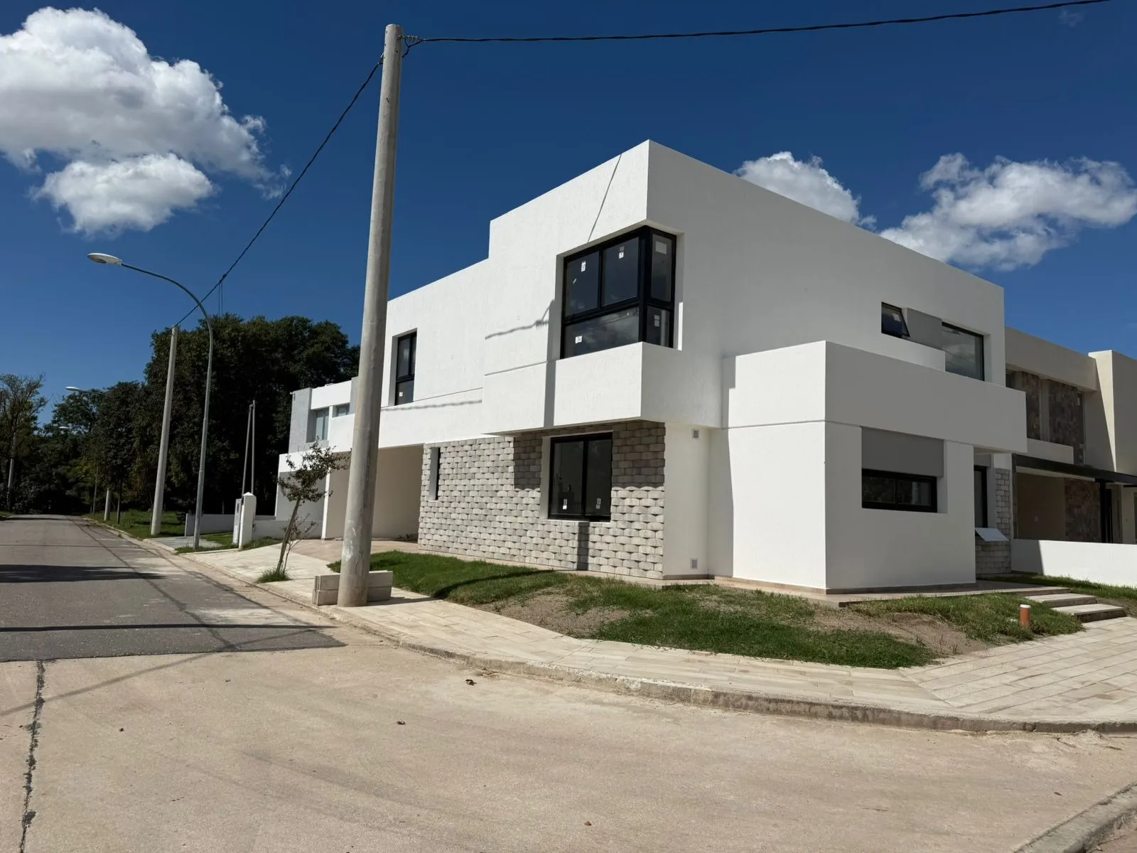 IMPORTANTE CASA ESQUINA - JARDIN DE LAS TEJAS