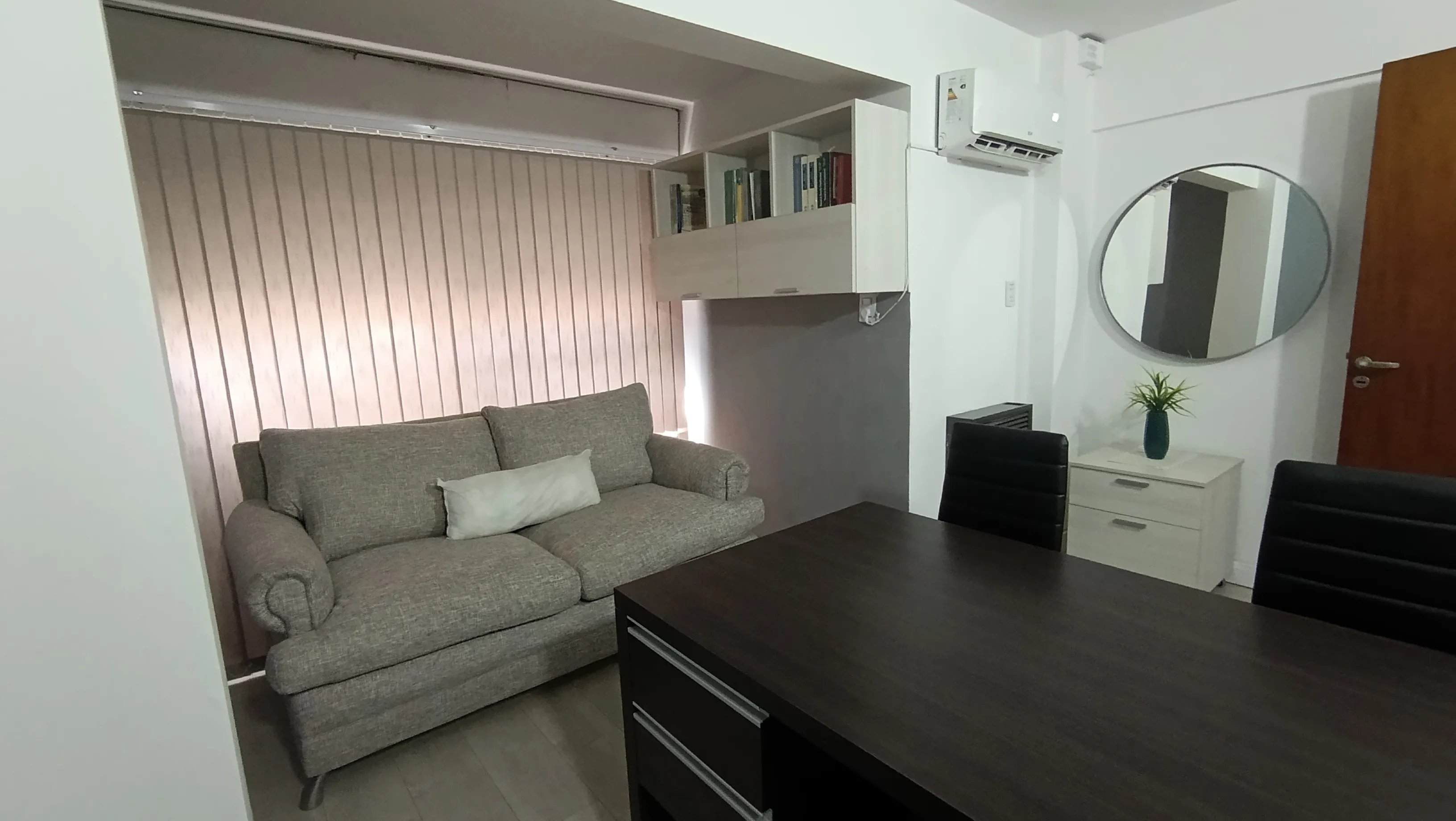 Venta Oficina centro zona tribunales 1. Amoblada, baño propio, dos privados