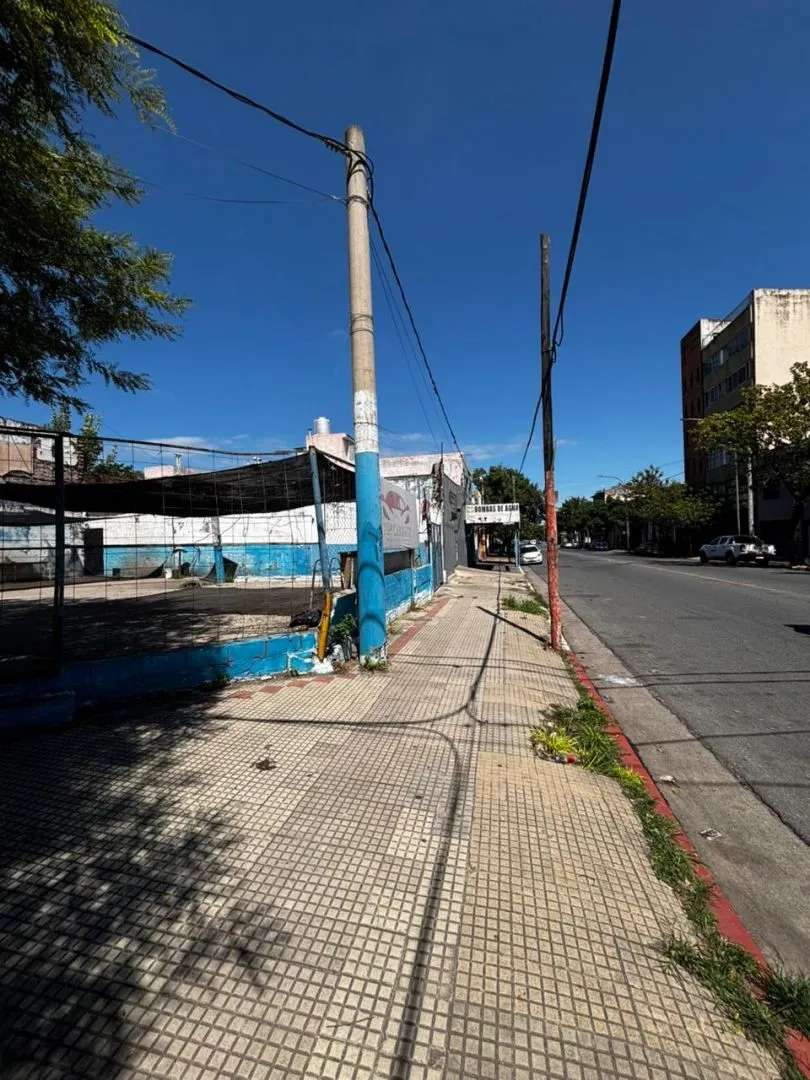 LOTE ESQUINA + GALPÓN  EN VENTA - ALTO POTENCIAL CONSTRUCTIVO -