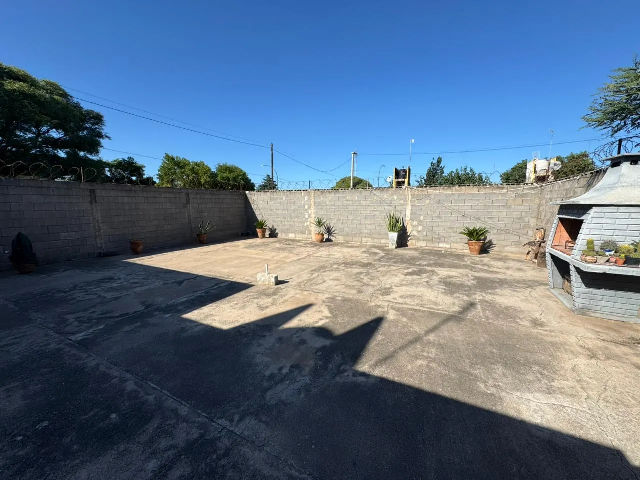 Oportunidad! Casa Esquina con Tremendo Patio!