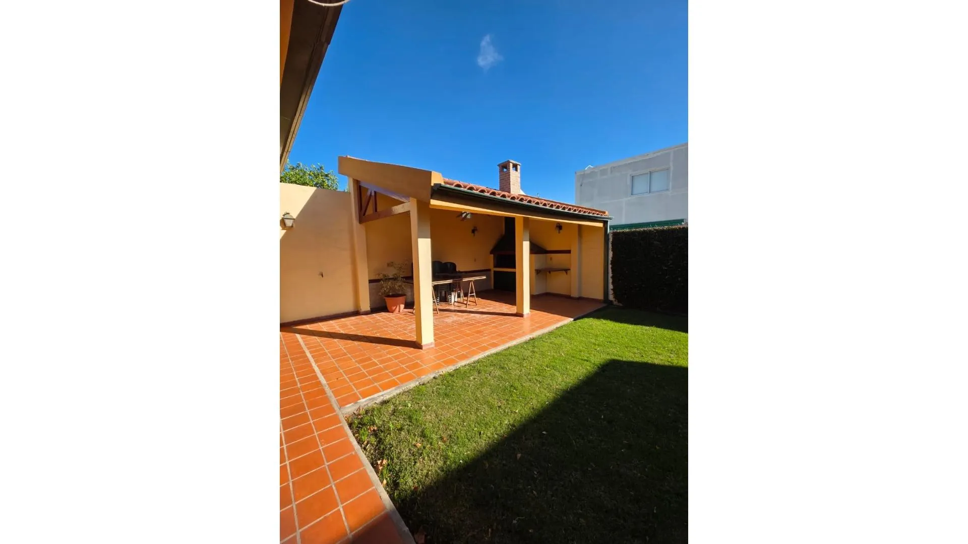 CASA EN VENTA APTA CREDITO 4 DORMITORIOS  FRENTE PLAZA