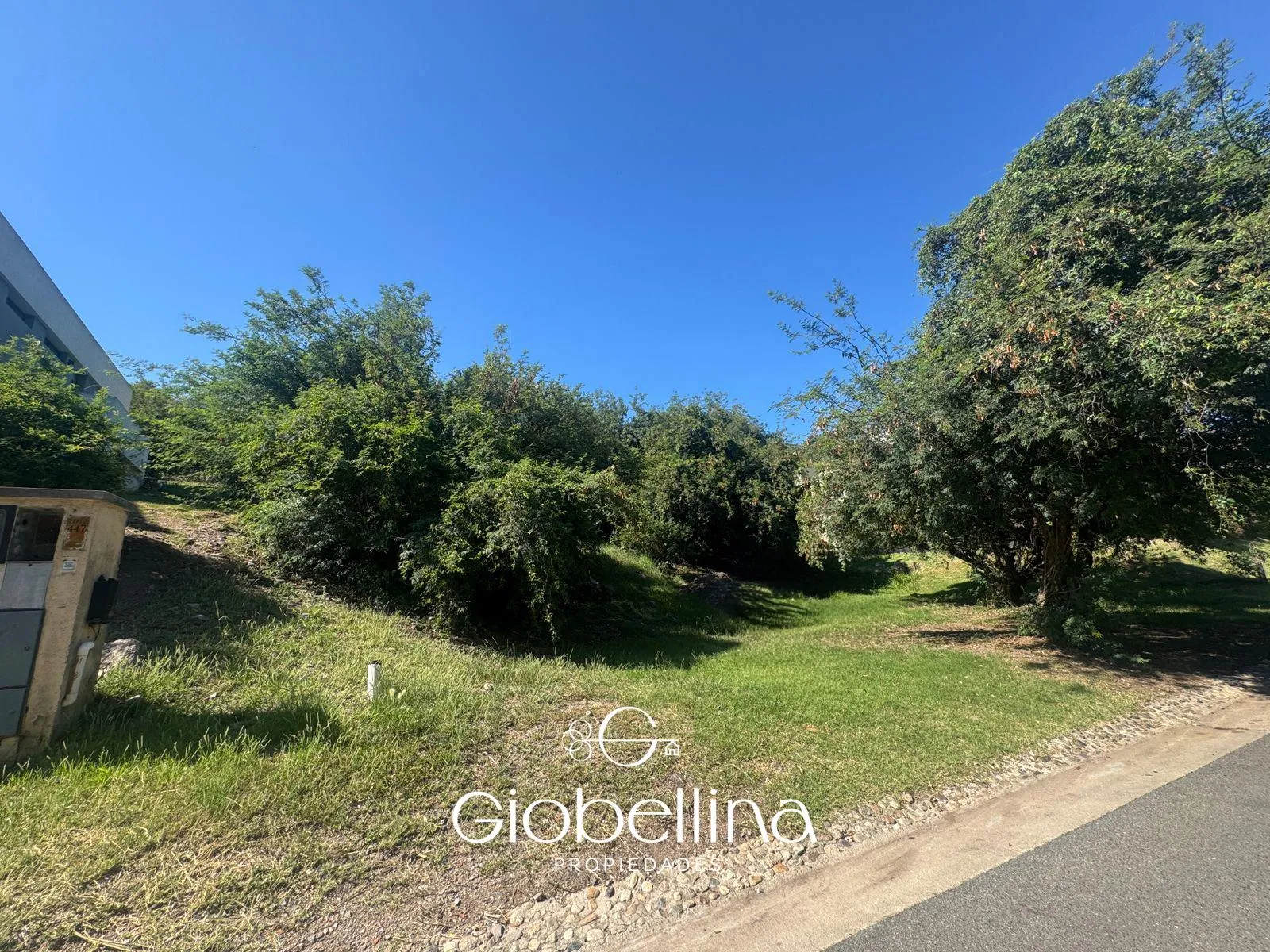 Lote terreno en Country La Rufina en barrio consolidado excelente ubicación
