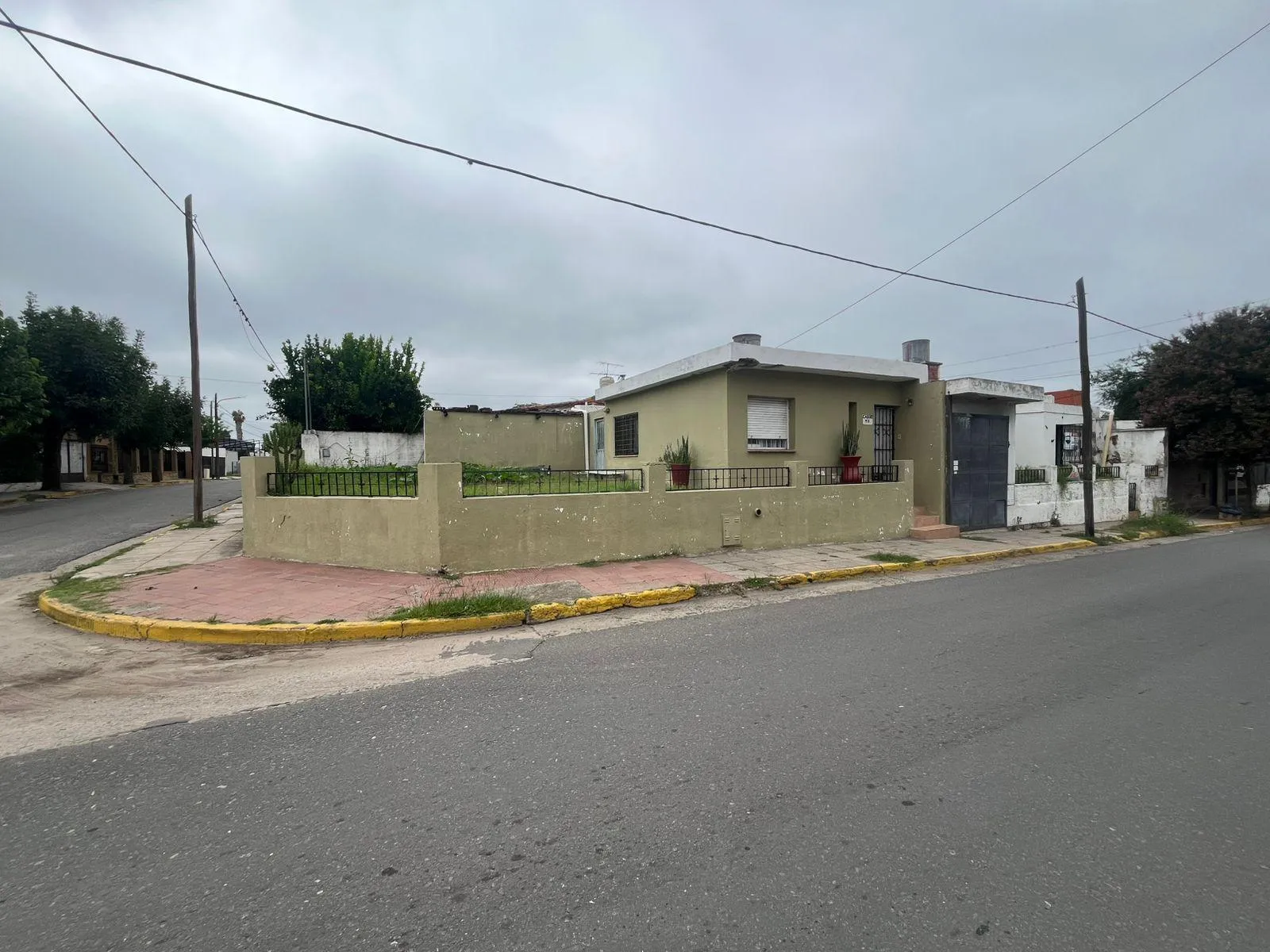 CASA MAS DPTO EN VENTA VILLA ALLENDE P REFACCIONAR CON RENTA