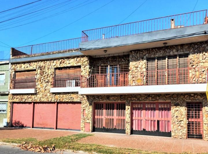 Casa · 220m² · 4 Ambientes · 4 Cocheras
