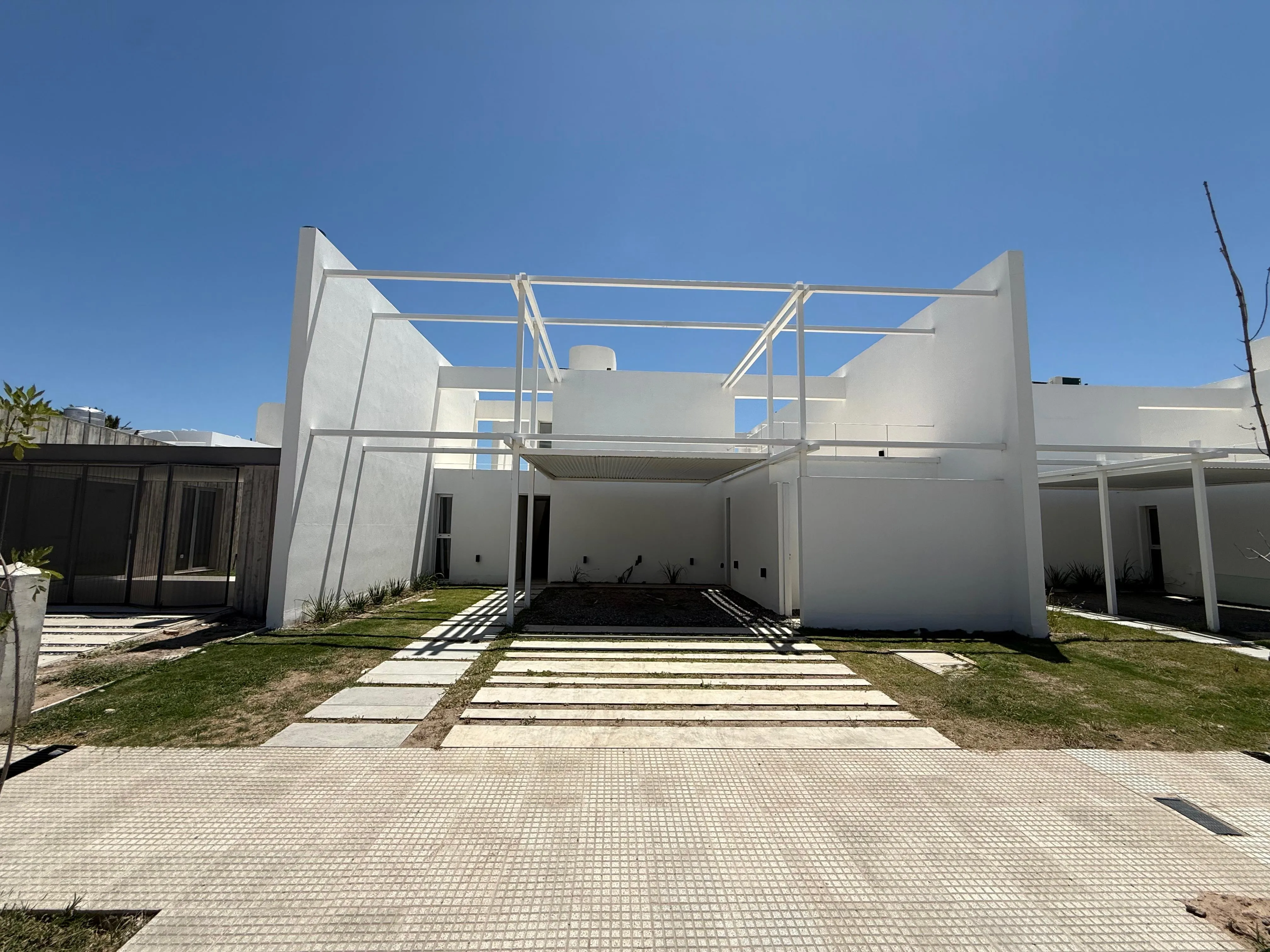 CAMPO CHICO - CASA CATEGORIA - 3 DORM (1 SUITE EN PTA BAJA) - 360M2 T/ 220M2 CUB