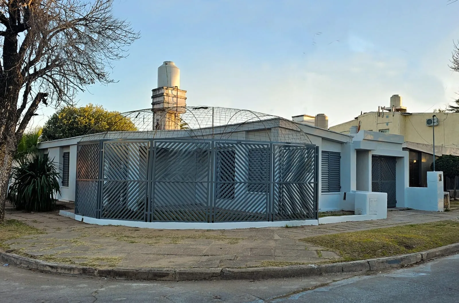 CASA EN VENTA BARRIO RESIDENCIAL VELEZ SARSFIELD -IDEAL RENTISTAS - 4 DORMITORIO...
