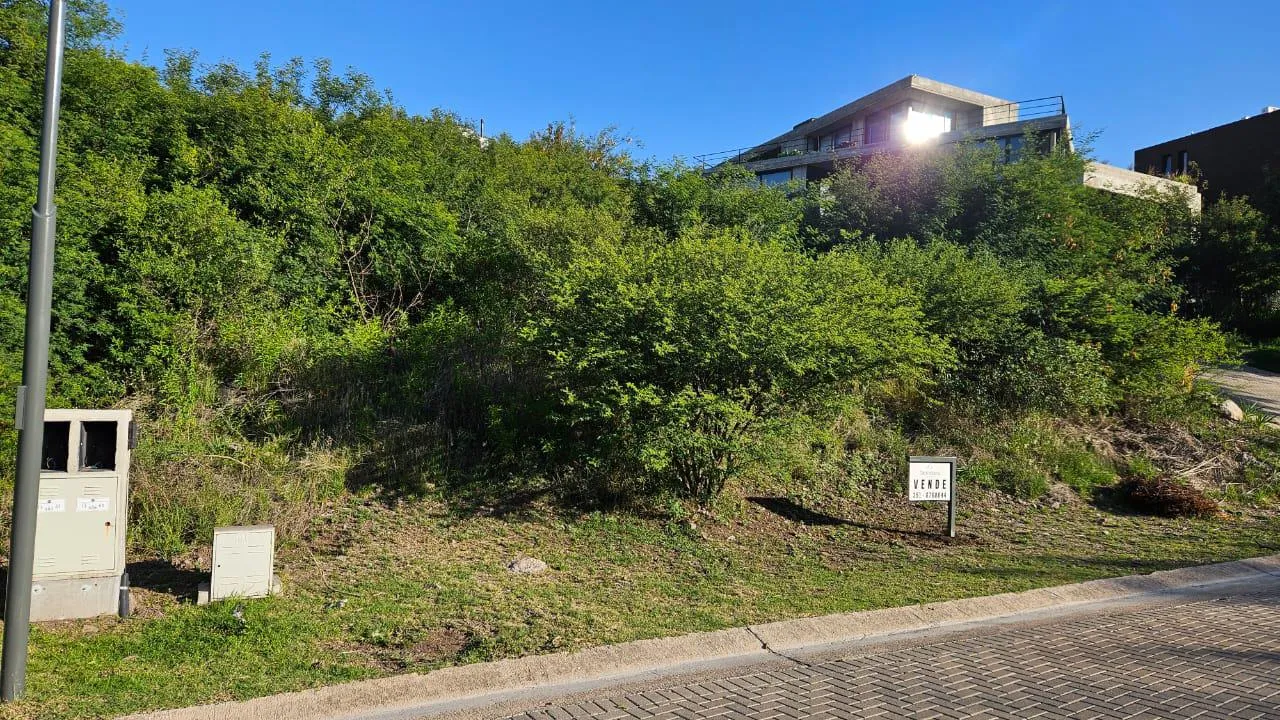 Lote terreno en venta en boulevard principal en La Deseada 1250 metros oportunid...