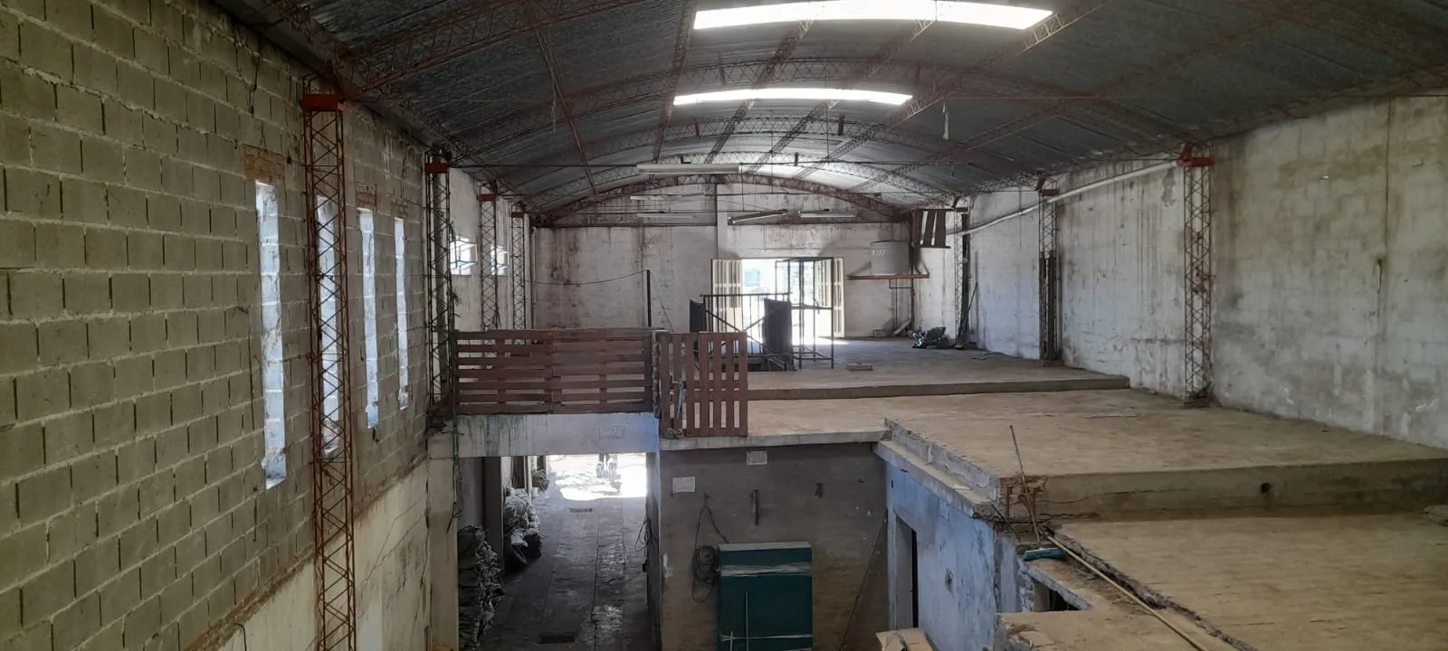 GALPON en venta con CASA + DEPARTAMENTO. 750M2 B° CRISOL