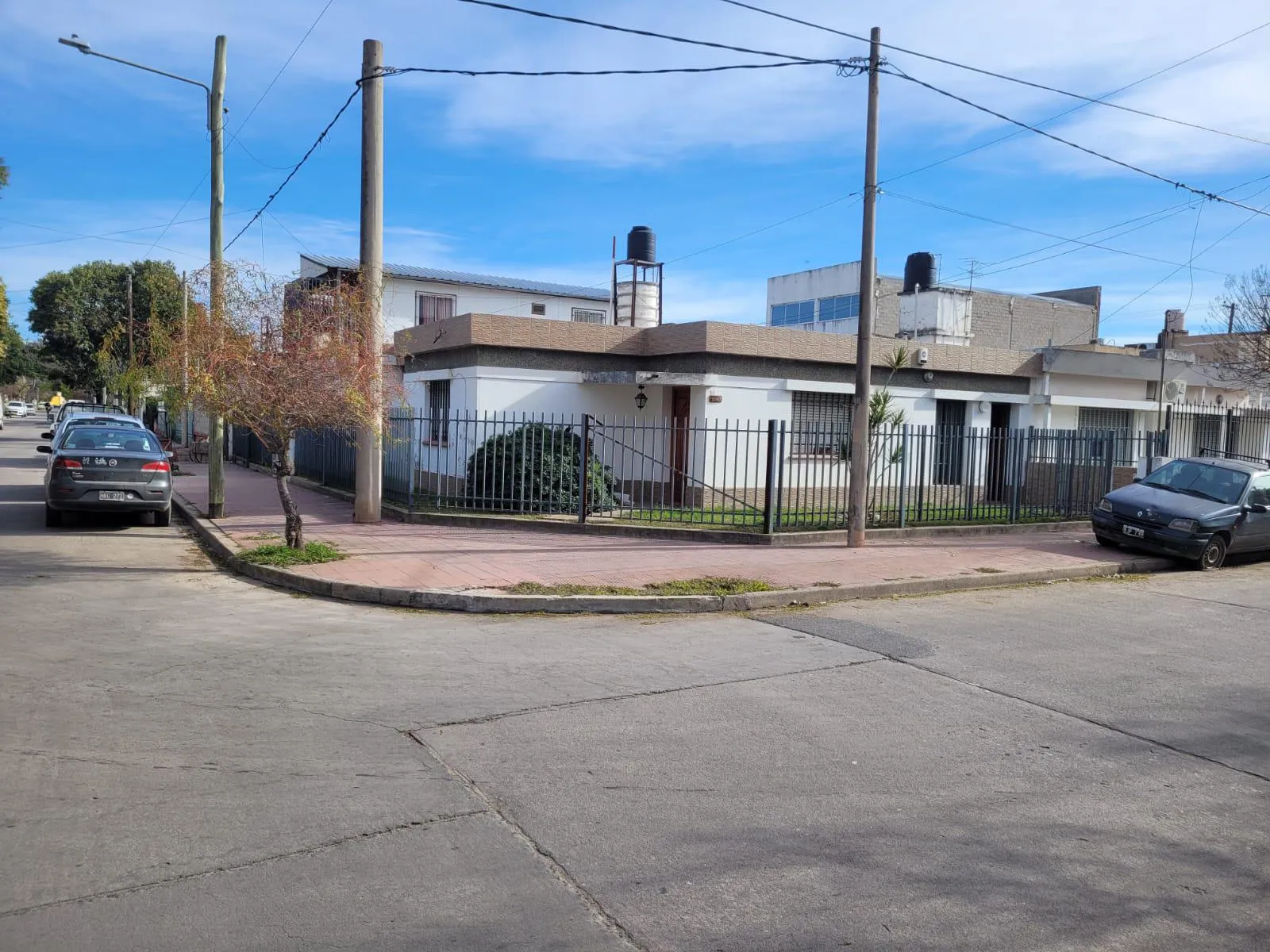 CASA ESQUINA CON DEPTO EN BARRIO GUAYAQUIL
