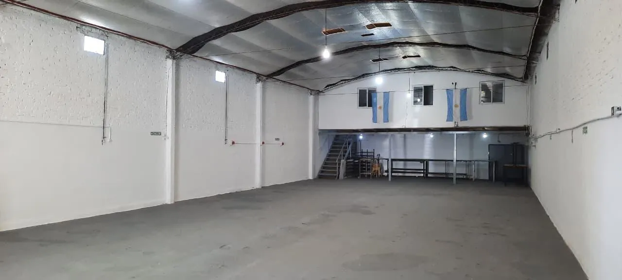VENDEMOS  - EXCELENTE GALPON DE 300 M2 - BARRIO CENTRO - LA CALERA