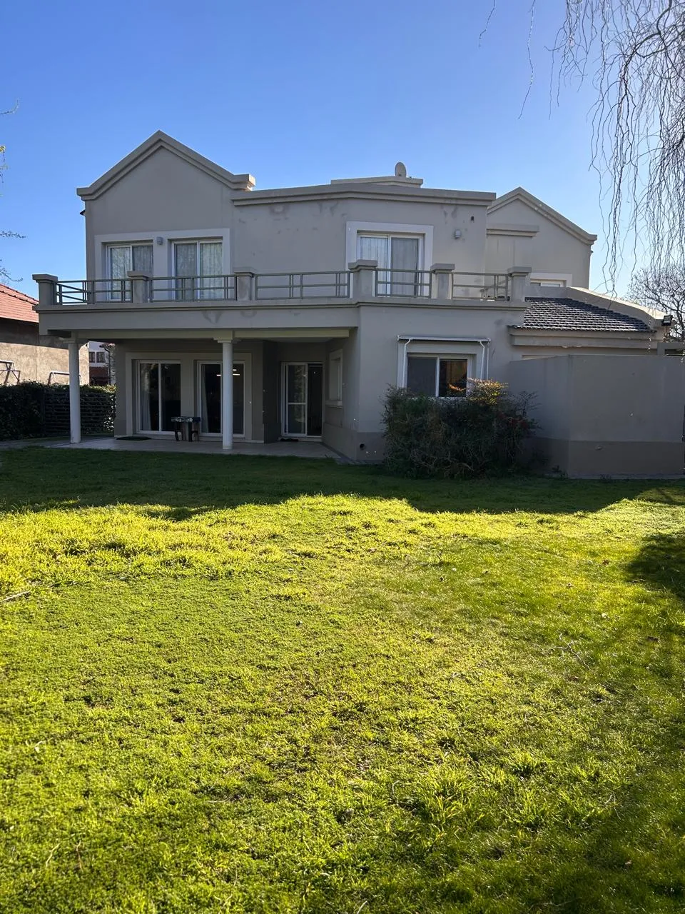 EXCELENTE CASA EN COUNTRY DEL JOCKEY. INMEJORABLE UBICACION FONDO GOLF