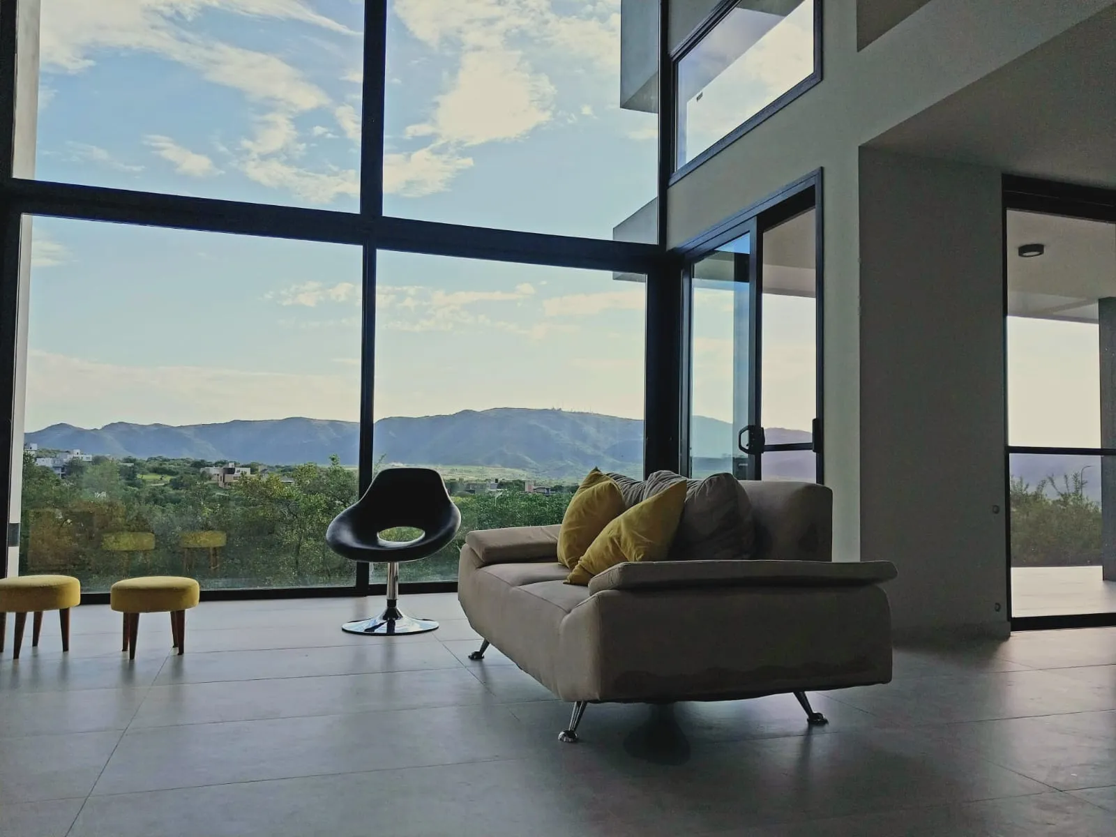 DESPERTATE MIRANDO LAS SIERRAS