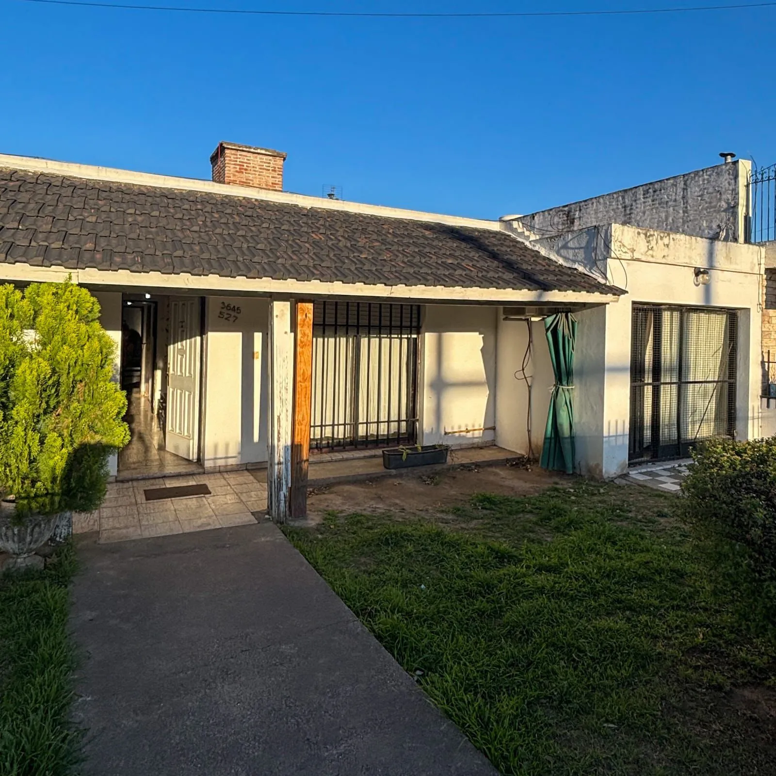 Venta en Parque Horizonte: Casa 3 Dormitorios + Local Comercial sobre Av. Armada