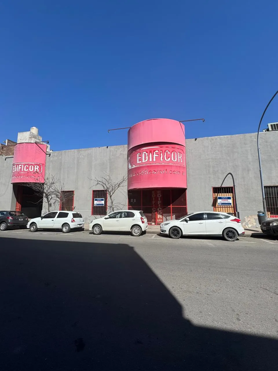 Venta de galpon y local comercial de 1146 m2