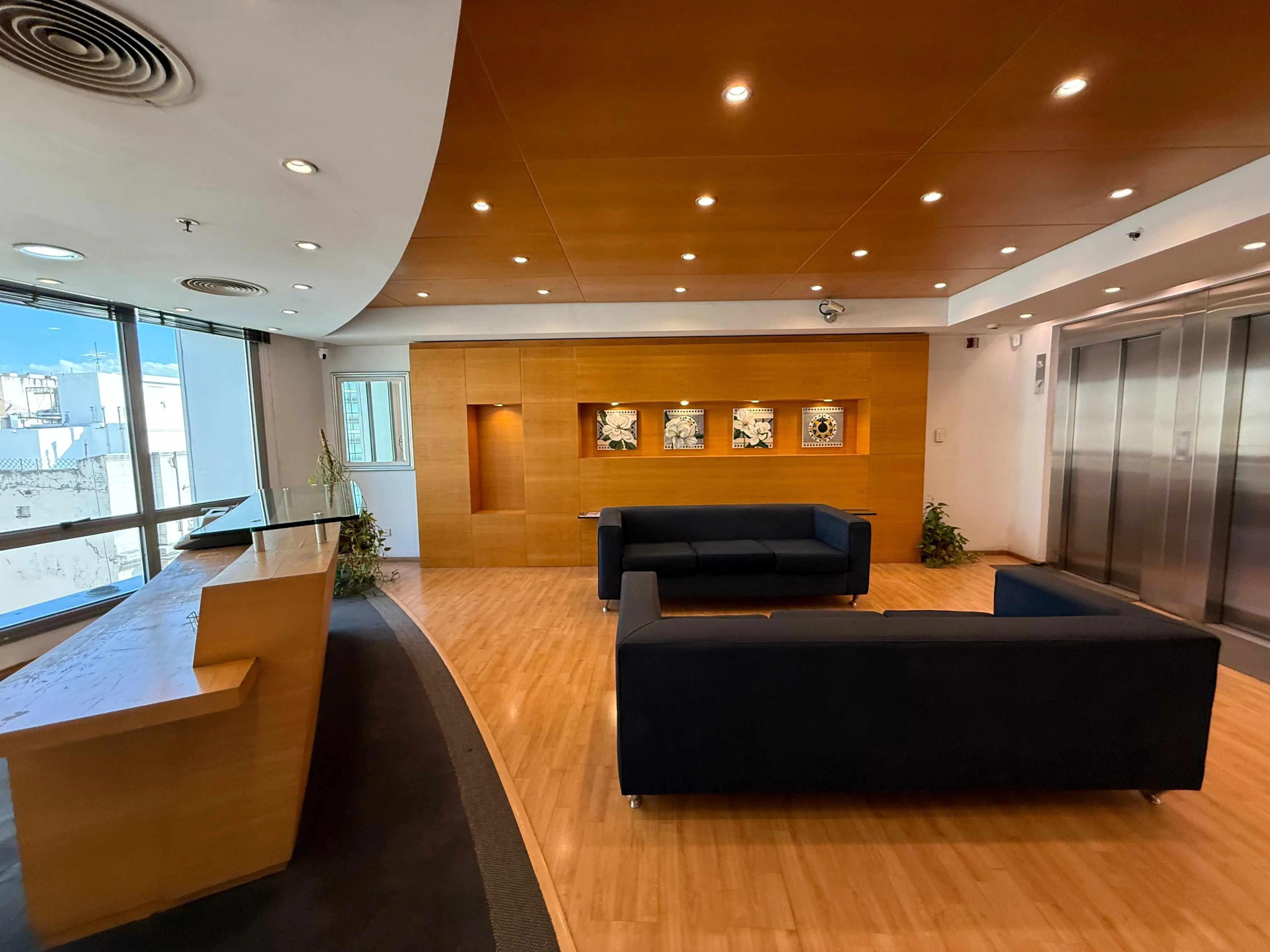 UBICACION PRIVILEGIADA - AMPLIAS OFICINAS - CENTRO