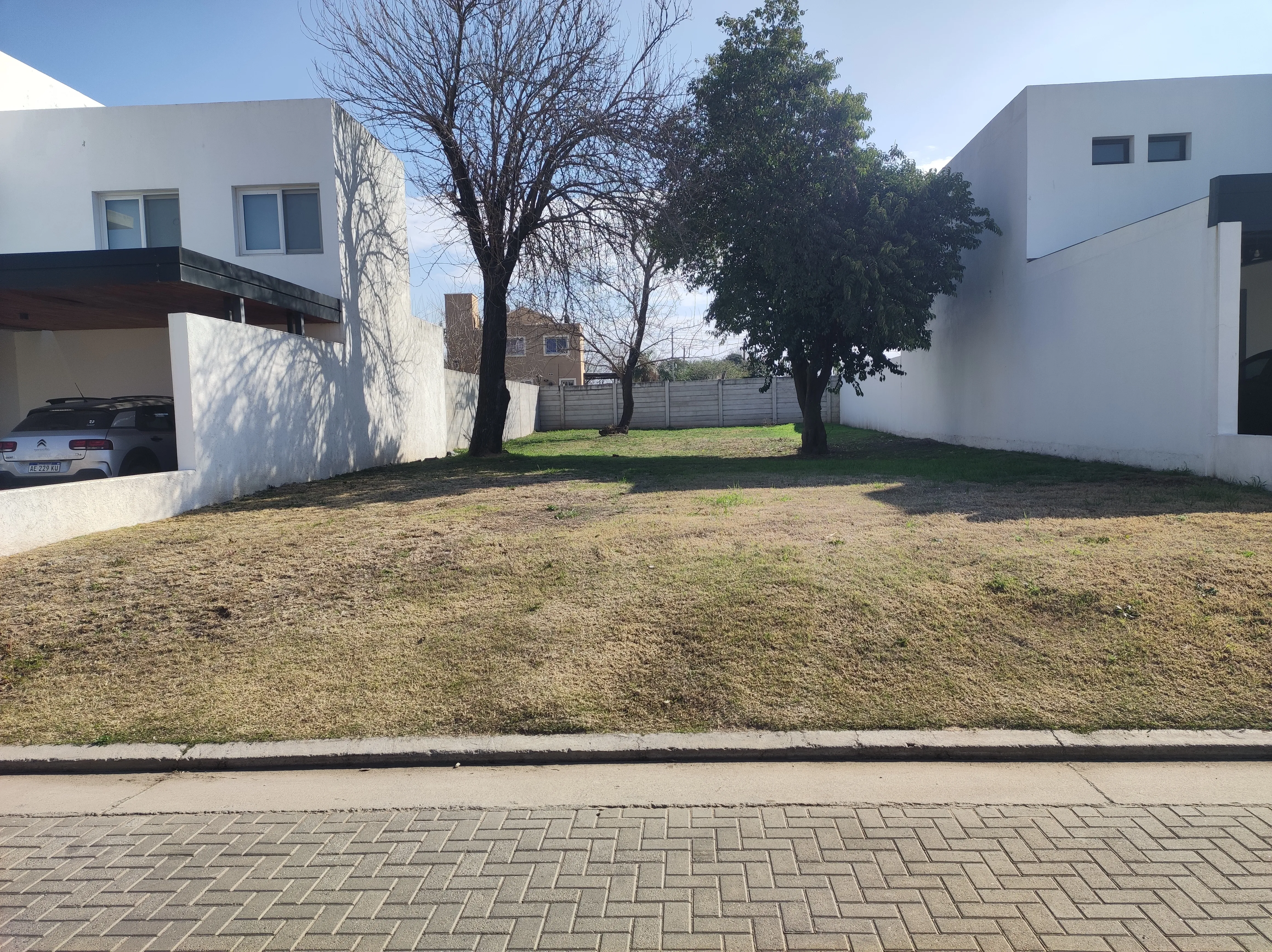 Terreno en venta  B° La Calandria en calle central. Apto Duplex.