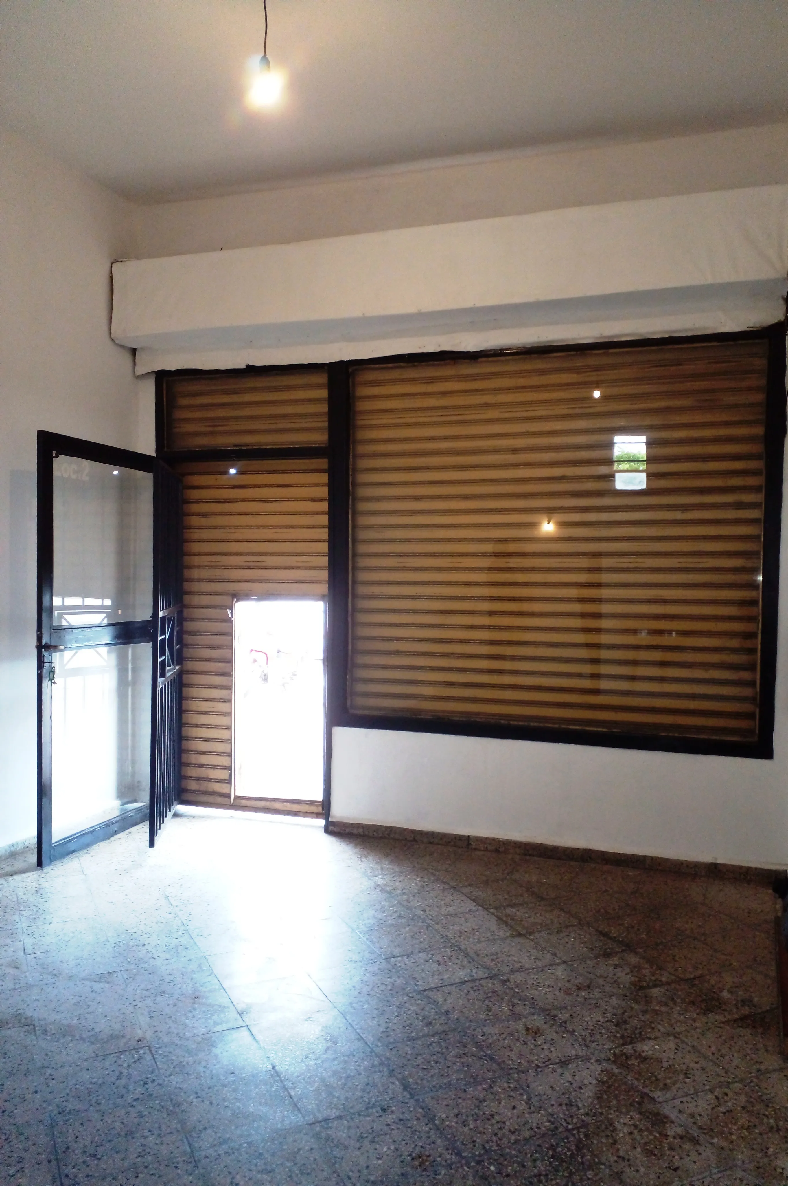Av. Don Bosco 3856 venta LOCAL frente vidriado persiana metálica