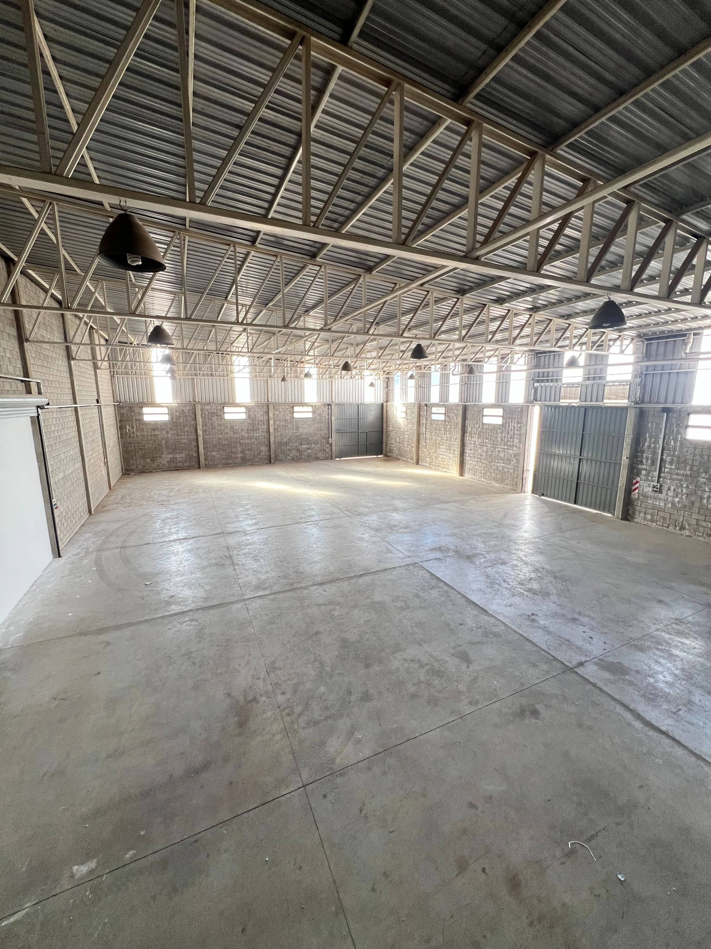 GALPÓN DE 800 M2 CUBIERTOS CON OFICINAS SOBRE CIRCUNVALACIÓN - ZONA NORTE