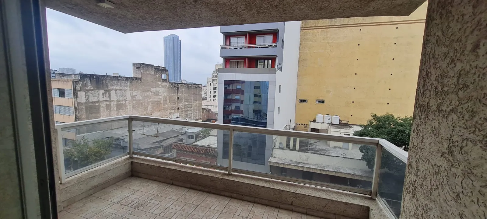 GRAN OFICINA DE 120 MTS PROPIOS A MTS PLAZA COLÓN EN VENTA