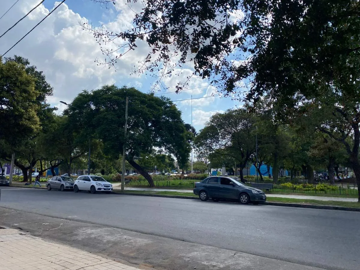 Inversores! Edificio en bloque frente plaza - 2 locales  2 dptos amplios