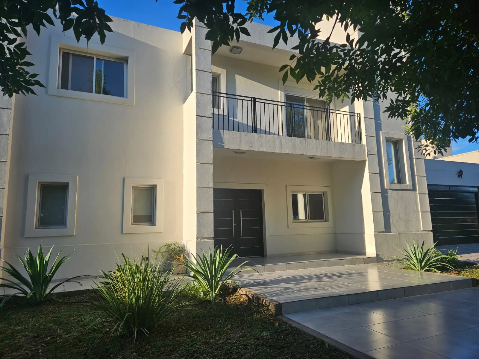 Alquilo casa en Fincas del Sur II de 3 dormitorios, galería y patio amplio
