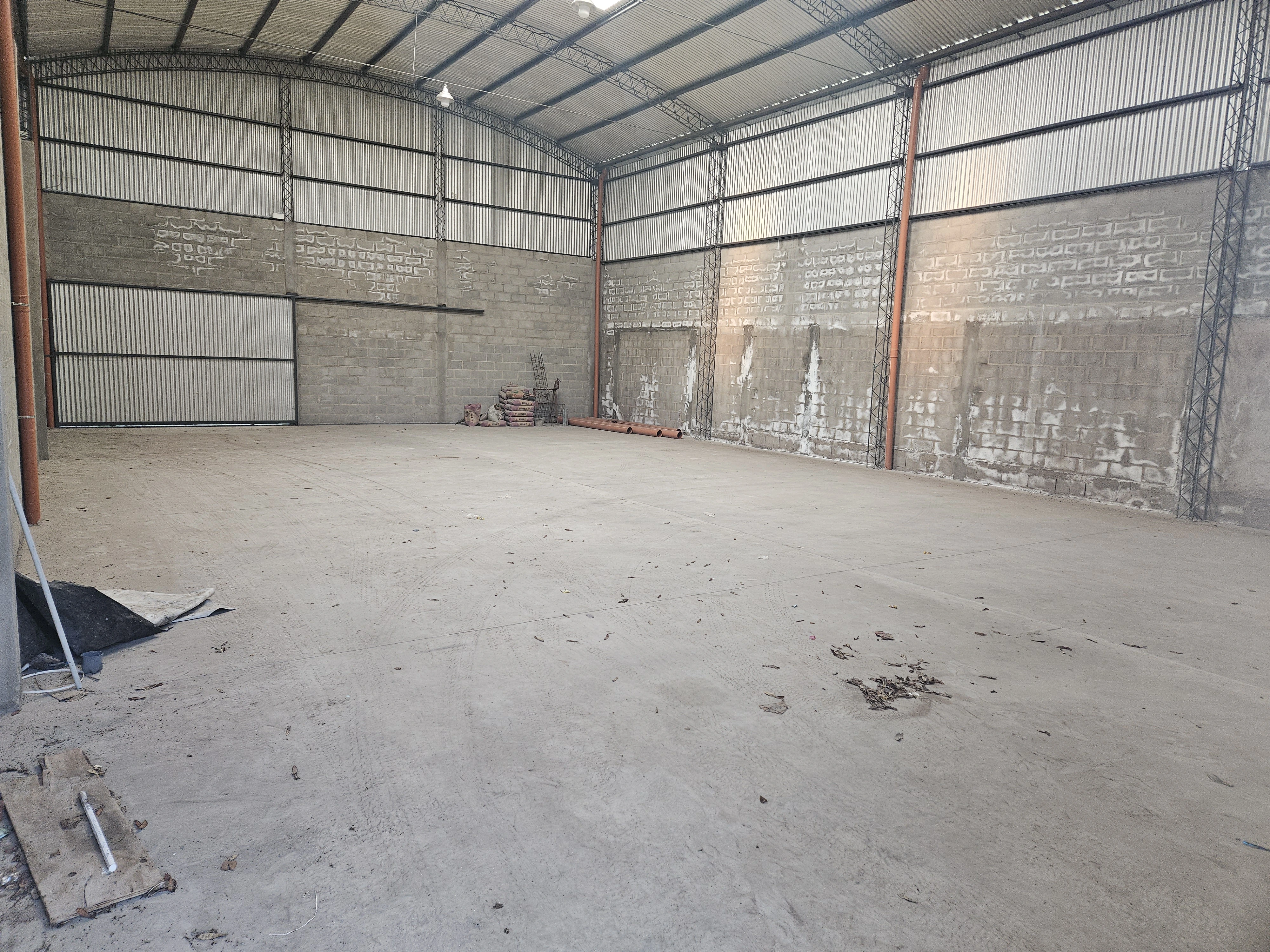 Alquilo Galpon zona intercountry 230 metros mas patio 3 x 12 y estacionamiento